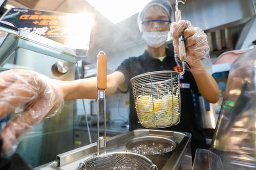 長(zhǎng)寧率先放開(kāi)小型便利店兼營(yíng)餐飲服務(wù) 便利店現(xiàn)場(chǎng)煮面與歌舞活動(dòng)成新風(fēng)尚